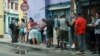 Cubanos hacen colas en la capital