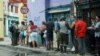 Cubanos hacen colas en la capital