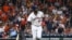 Yordan Alvarez de los Astros de Houston pegó un jonrón en segundo inning contra los Atléticos de Oakland Athletics en el Minute Maid Park. Foto Troy Taormina-USA TODAY Sports via Reuters