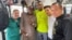 Dorticós en el gimnasio de Pedro Roque en Miami. De izquierda a derecha el doctor Osvaldo Nordelo, el entrenador Ramón Garbey, Dorticós, el invicto cubano Eduardo Pérez y Peter Roque. Foto ENG, OCB.