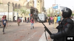 Policía antimotín en El Cairo, Egipto.