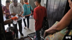 Varias personas pasan por un control sanitario en la Terminal de Ómnibus Nacionales en La Habana, Cuba, tras informarse de casos de cólera. .
