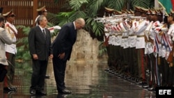ARCHIVO. El presidente de Bielorrusia, Alexandr Lukashenko (c), y su homólogo cubano, Raúl Castro (i), pasan revista a las tropas durante una ceremonia oficial.