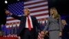 Donald Trump y su esposa Melania, en el Centro de Convenciones del Condado de Palm Beach en West Palm Beach, Florida, EEUU, el 6 de noviembre de 2024, tras conocerse el resultado que lo dio como ganador en las presidenciales de 2024. REUTERS/Brian Snyder