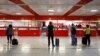 Pasajeros esperan hacer el control de Inmigración en el Aeropuerto Internacional José Martí de La Habana. (REUTERS/Stringer)