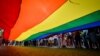 La bandera de la comunidad LGBTQI+ en una marcha en Cuba.