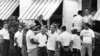 Un grupo de cubanos esperan entrar en una casa de Miami para alistarse y luchar contra Castro, el 18 de abril de 1961.