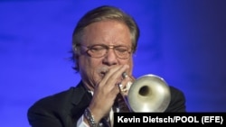 Arturo Sandoval en la cena de los ganadores de la Medalla de la Libertad.