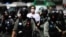 Activista chino detenido por la policía en Hong Kong.
(Anthony Wallace / AFP).