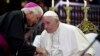Monseñor Dionisio García Ibánez habla al Papa Francisco en el Santuario de la Caridad del Cobre en septiembre de 2015. Ismael Francisco/Cubadebate via AP