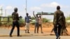 Oficiales de seguridad interrogan a civiles en la carretera donde los médicos fueron secuestrados. en Mandera Kenia.