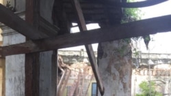 Residentes de edificio en La Habana Vieja temen que el techo se les venga encima Residentes de edificio en La Habana Vieja temen que el techo se les venga encima
