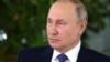 El presidente Vladimir Putin visita una escuela de aviación en Moscú. (Archivo)