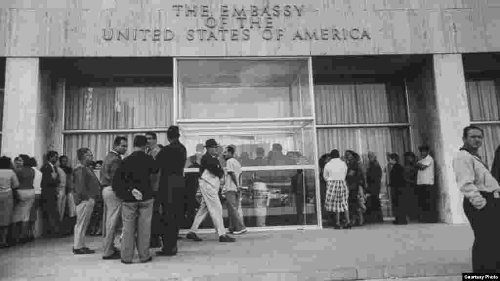 Cuando Estados Unidos anuncia el rompimiento de relaciones con Cuba, numerosos cubanos se acercan a la embajada en busca de visas. 