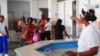 Madres con niños pequeños enfermos acuden al hospital pediátrico de Matanzas en medio de la crisis epidemiológica.