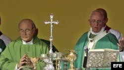 El papa Francisco (d) junto al cardenal cubano Jaime Ortega, oficia misa en la Plaza de la Revolución de La Habana (Cuba), ante miles de cubanos que le esperaban desde primeras horas de la mañana.